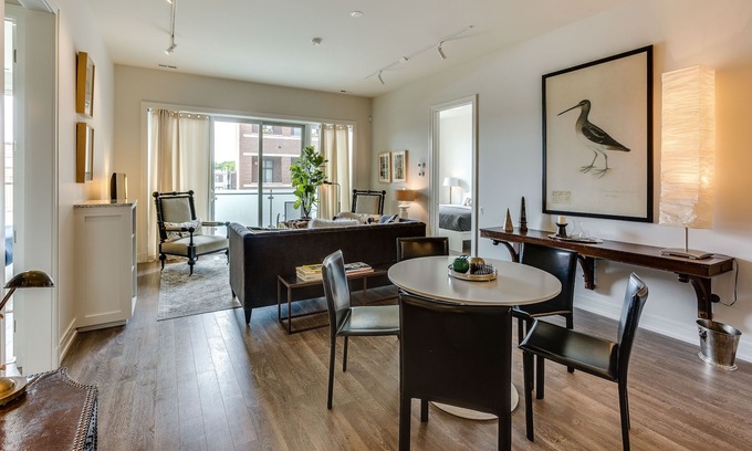 Sheridan Park House | Pet Friendly! Can You Smell the Popcorn and Peanuts? One Mile from Wrigley Field and Room for All the Super Fans! by RedAwning