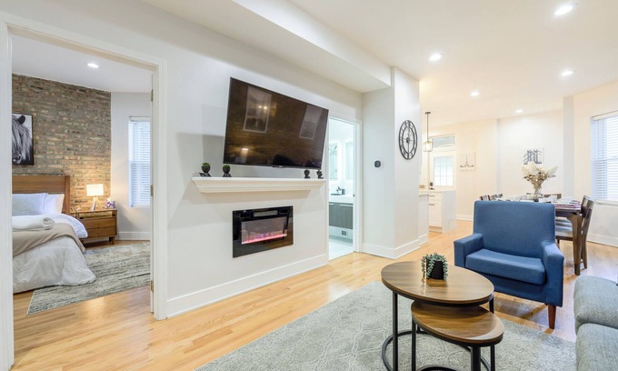 Logan Square Apartment | Queen Beds, EV Charging, Near Train: Luxury Stay