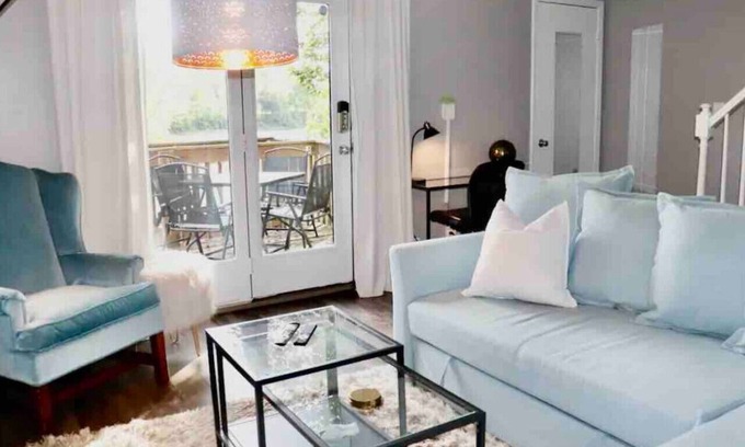 Yorkville Apartment | Riverfront Townhome in Downtown Yorkville