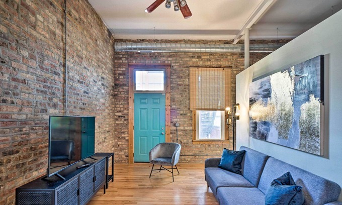 Bucktown Condo | Sleek Chicago Apt: Walk to Dining + Nightlife