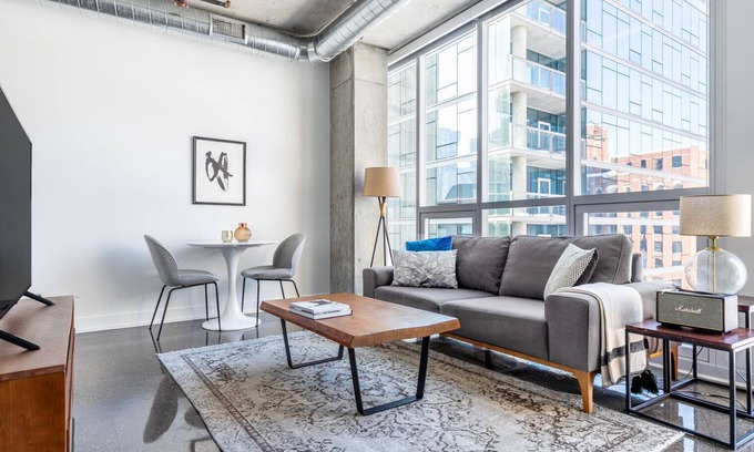 Near North Side Apartment | Sleek River North 1BR w/Gym, Pool, near L stop & Beach, by Blueground