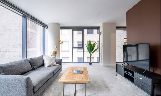 Downtown Chicago Apartment | Smart Loop 1BR w/Gym, Pool, near Financial District, by Blueground