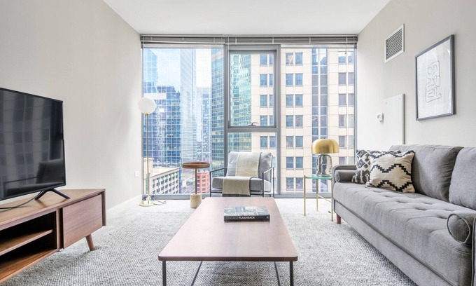 Downtown Chicago Apartment | Smart Loop 1BR w/Pool, Gym, nr. Financial District, by Blueground