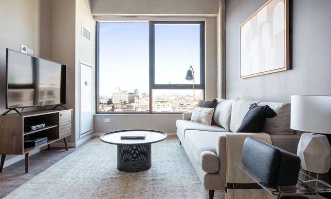 West Loop Apartment | Smart West Loop 1BR w/Pool, Gym, nr. Restaurant Row, by Blueground