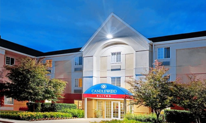 Waukegan Hotel | Sonesta Simply Suites Chicago Waukegan