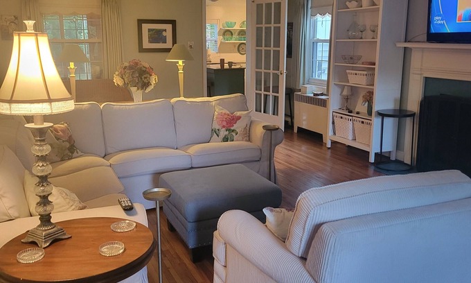 Anna House | Spacious 3 bedroom, 2 full baths, hot tub, fireplace, full kitchen, outside deck