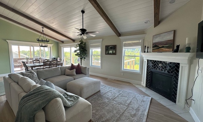 The Galena Territory House | Spacious 5-bedroom house in phenomenal Galena with hot tub, game room