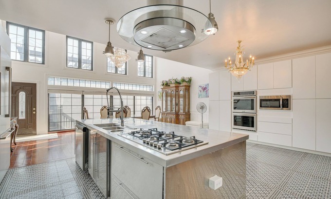 West Ridge House | Spacious Chicago Home ~ 6 Mi to Wrigley Field!
