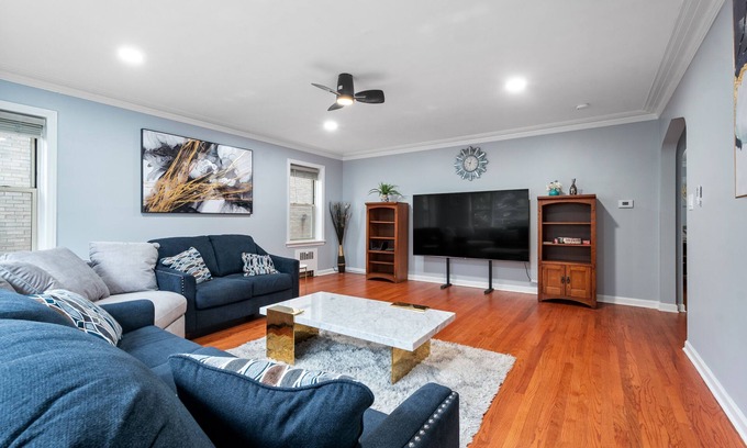 West Ridge Apartment | Spacious, & Minutes from Downtown: Enjoy Your Dream 3BR/2BA Apartment in Chicago