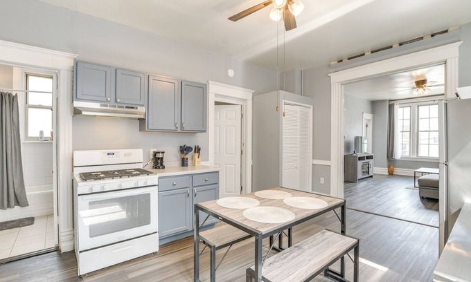West Lakeview Apartment | Spacious Roscoe Village Apt w/Home Office!