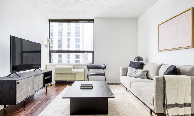Streeterville Apartment | Splendid Streeterville 1BR w/Gym, Pool, near Navy Pier, by Blueground