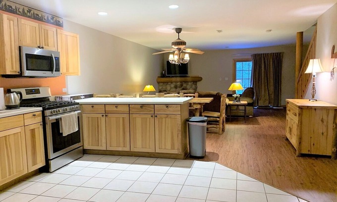 Oglesby House | Starved Rock Cabin sleeps 9