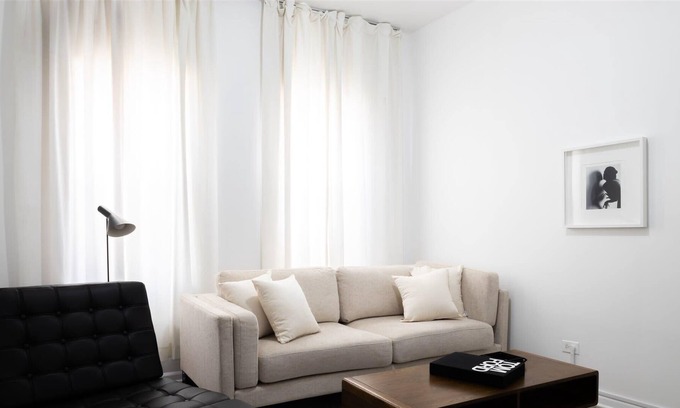 Noble Square Apartment | Steps to Shops, Eats, Bars | Easy Access | Zencity