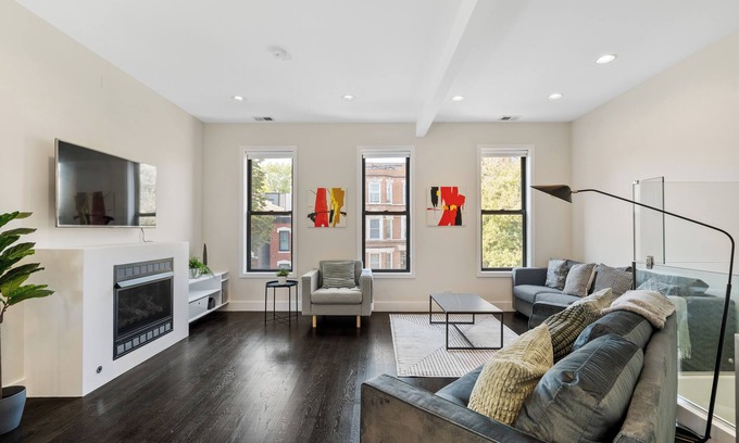 West Town House | Stunning 4-bedroom 4-bath building in Wicker Park! + Parking