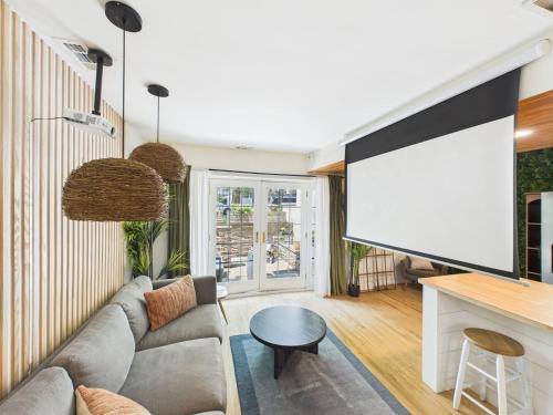 West Town Apartment | Stylish 2br Patio Oasis & Free Parking