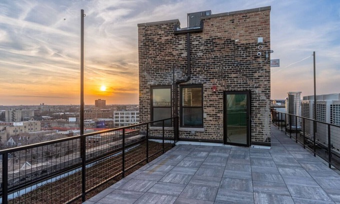 Uptown Apartment | Sunny Modern Loft Montrose Beach Rooftop WFH Gym
