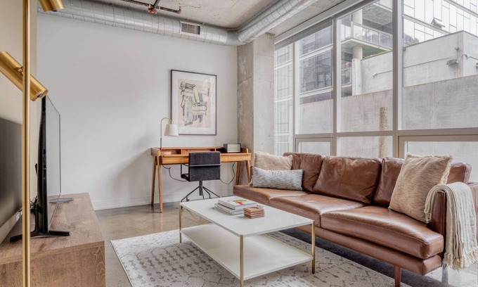 Near North Side Apartment | Sunny River North 1BR w/Gym & Coffee Shop, nr L & Beach, by Blueground