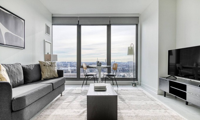 West Loop Apartment | Sunny West Loop 1BR w/Pool, Coworking & Gym, 1 block to L, by Blueground
