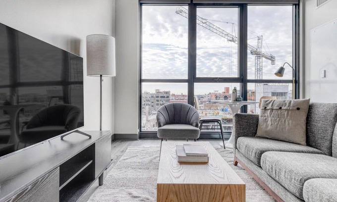 Near West Side Apartment | Sunny West Loop Studio w/ Gym & Pool, 2 blocks from L, by Blueground