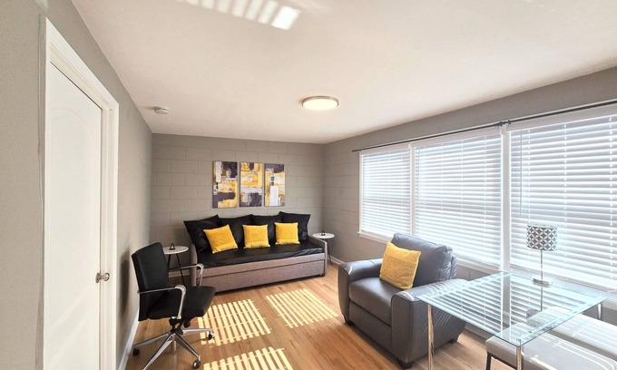 Evergreen Park Apartment | Suns & Roses Duplex
