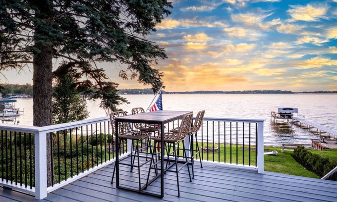Fox Lake House | The “Blue Sapphire” 3BR/3BA Luxury Lakefront Home on Mineola Bay | Stunning Views on Chain O Lakes