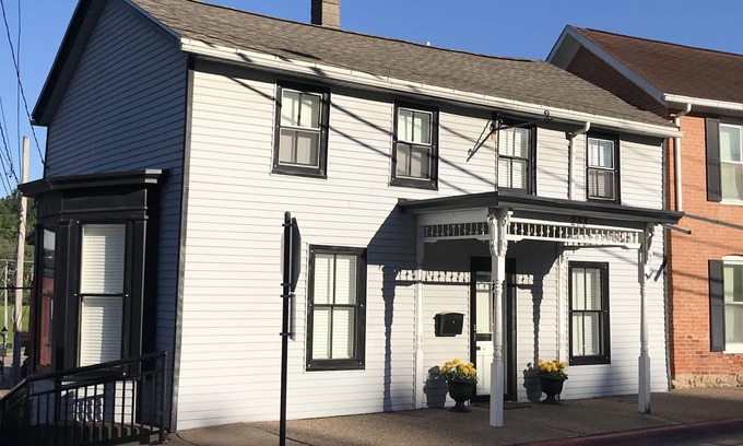 Galena House | The Downtown House - 1820s home steps from Main Street in downtown Galena