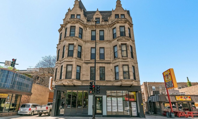 Park West House | The Neighborhood Hotel - Lincoln Park 402 - One Bedroom w/Patio