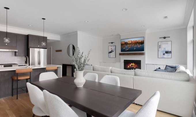 West Town Condo | The Prestige: Designer 3BR/2BA in Prime Location