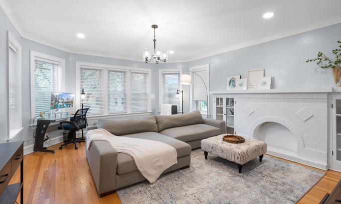 West Ridge Condo | Up to 8 Spacious lovely Chicago-style 3BDR condo. Safe & quiet neighborhood