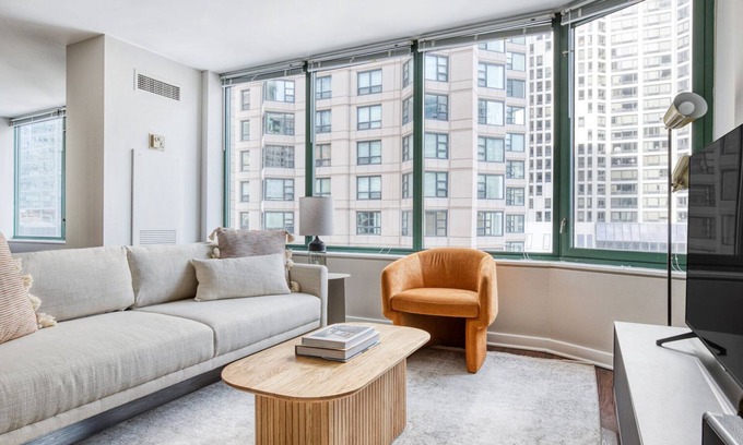 Streeterville Apartment | Upscale Streeterville Studio w/Dog Run & Deck, near Park, by Blueground