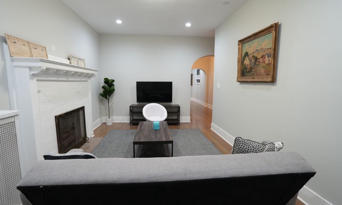 Hyde Park Apartment | Vibrant 4BR Haven in Historic Hyde Park, Near University of Chicago