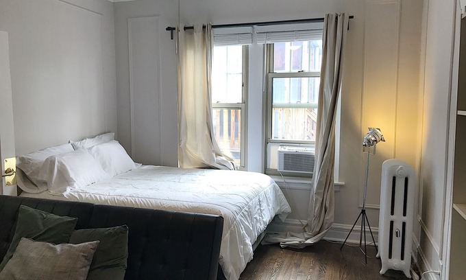 Hyde Park Apartment | Vintage Hyde Park Studio No. 1