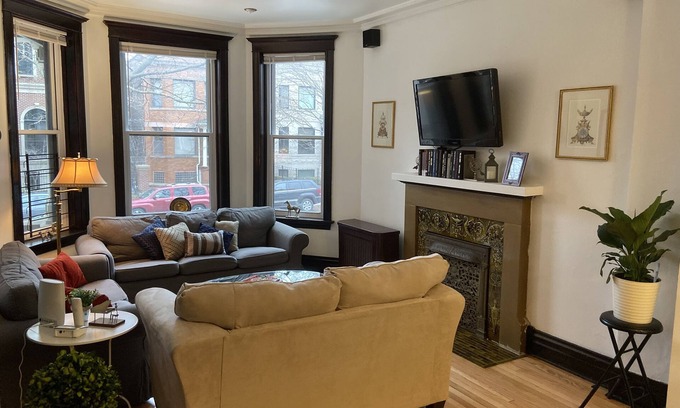 Lakeview House | Vintage Wrigleyville Apartment + Free Parking