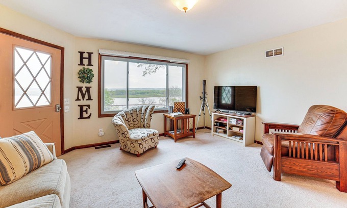 Peoria Heights House | Watch the Sunrise at this Quaint Lake-View Cottage