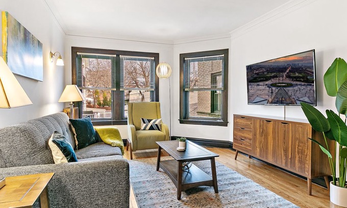 North Center Apartment | Welcoming & Trendy 1BR Apt in Vibrant North Center
