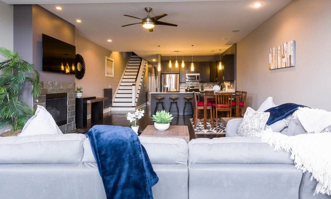 West Town Apartment | West Town Penthouse - Luxury Views Near Downtown