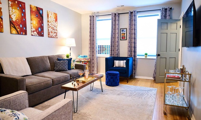 Noble Square Apartment | Wicker Park 2Bdrm Near Downtown & Salt Shed Fall Special 159.00 Oct 5-10