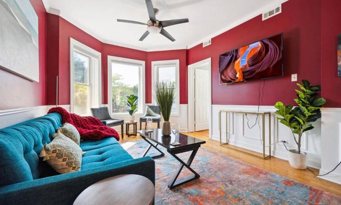 Lakeview Apartment | Wrigley 4BR Home, Sleeps 10, Firepit