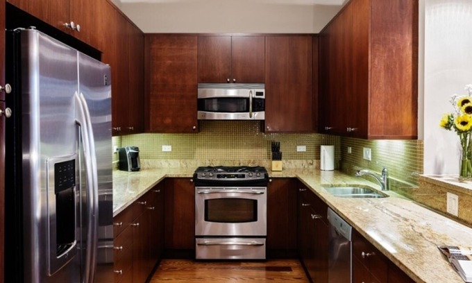 Lakeview Condo | Wrigleyville Inn, Beautiful Modern 1 Bedroom, Steps from Wrigley Field