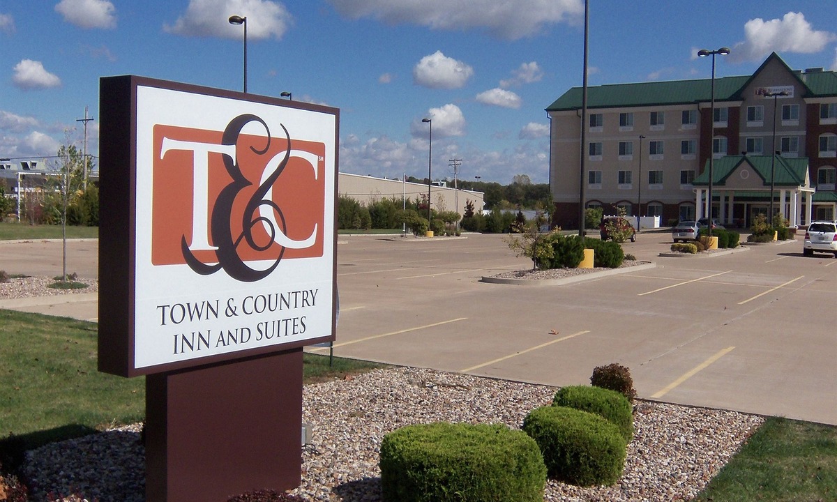 Quincy Hotel | Town & Country Inn and Suites