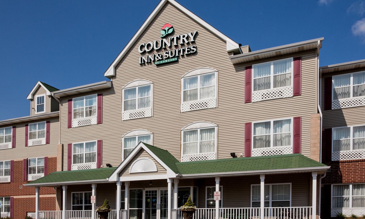 Village of Lakewood Hotel | Country Inn & Suites by Radisson, Crystal Lake, IL