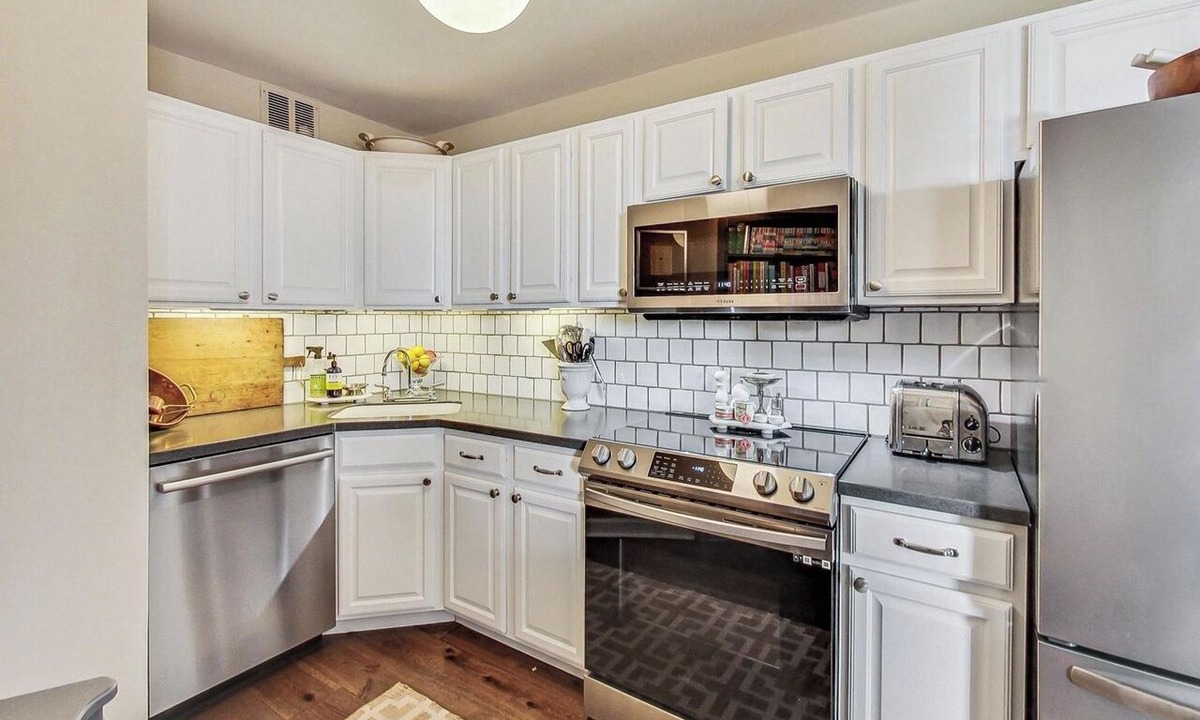 Lincoln Park Condo | Chic 1-bedroom condo in marvelous Chicago with WiFi, fitness room