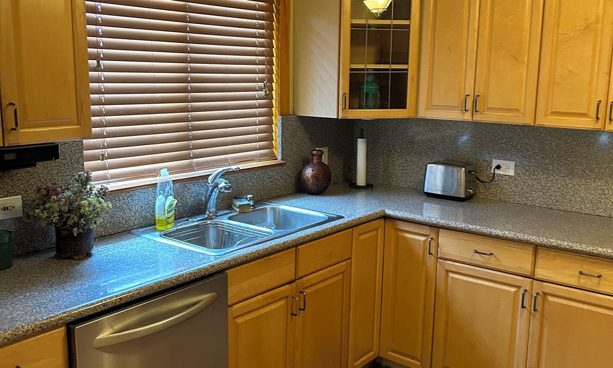 Streamwood House | Spacious, cozy 3 bedroom house with a perfect location