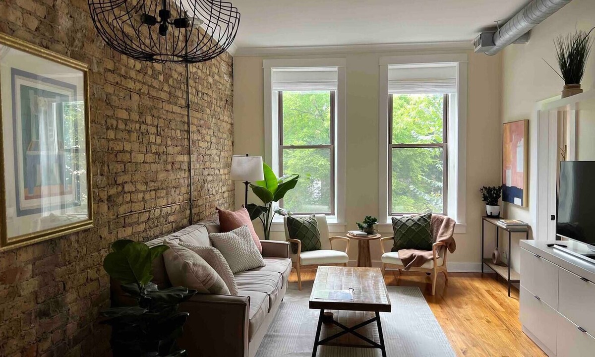 Wicker Park Condo | Beautiful, Clean 2BD/1BA private entrance+parking
