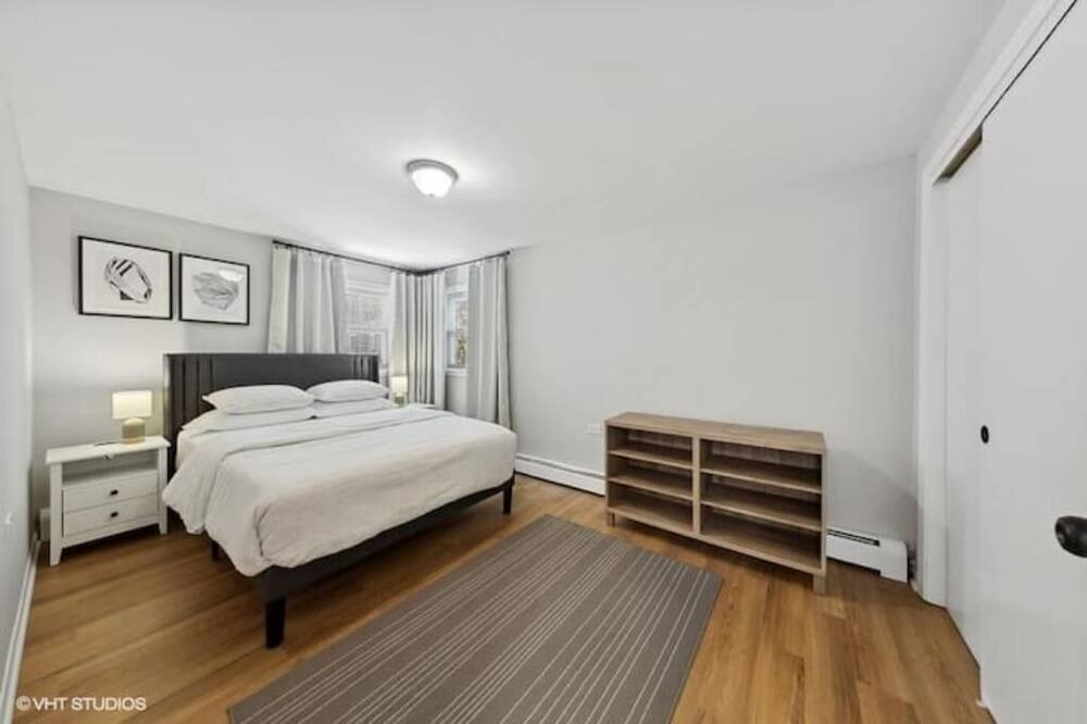 North Center Apartment | Spacious, private, 1 BR apt!