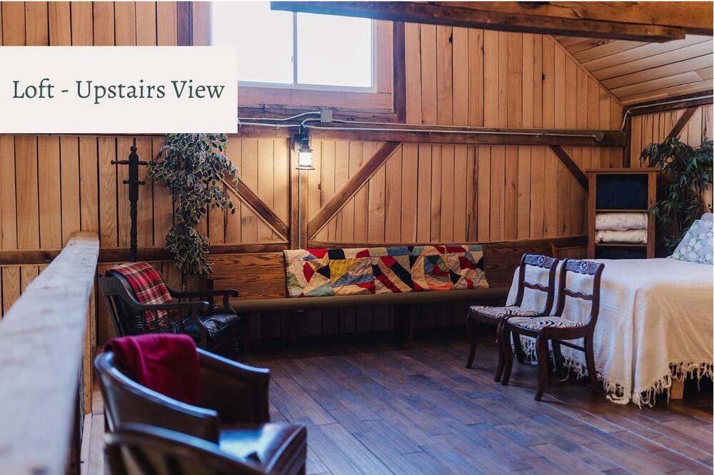 Dundas House | Cozy Barn Sleeps 4 + 1.5 Baths + Full Kitchen + Family Room + Gathering Space