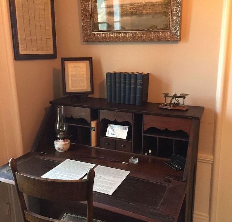 Photo of Livingroom in Nauvoo