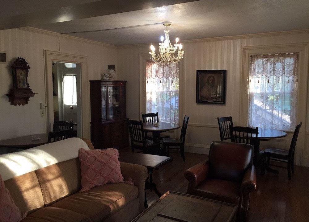 Photo of Livingroom in Nauvoo