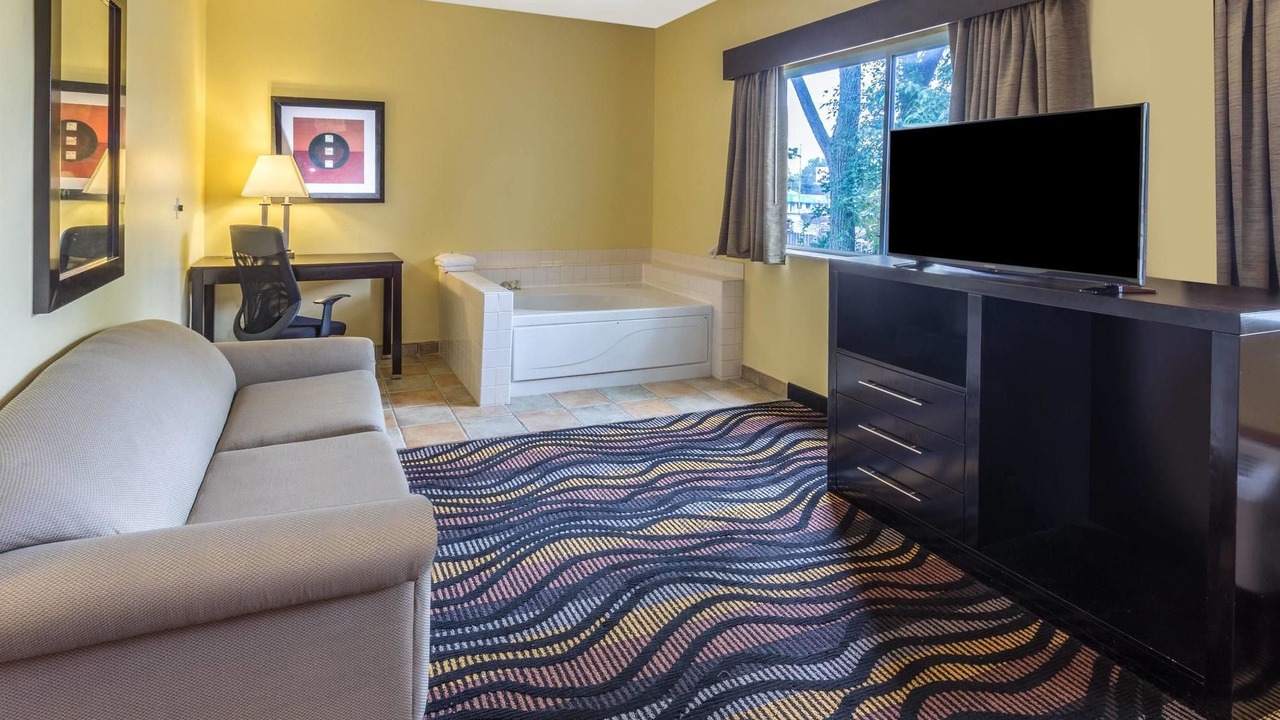Photo of Livingroom in Streator