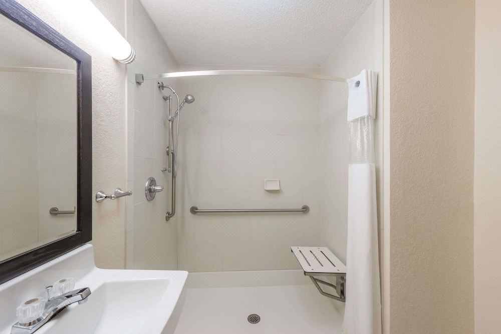 Photo of Bathroom in Metropolis